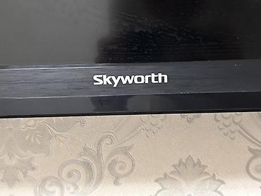комтер: Телевизор Skyworth, диагональ около 32" (ориентировочно). Плоская — 2