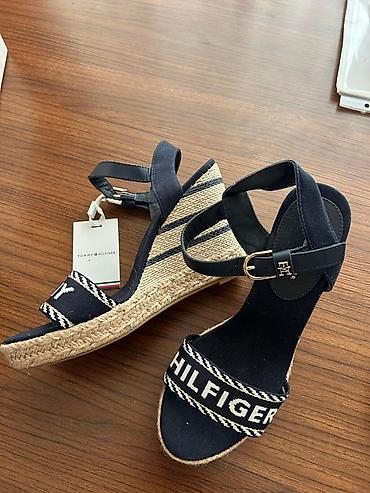 танкетка: Tommy Hilfiger qadın sandaleti – pazalı platforma - Model: Tommy — 1