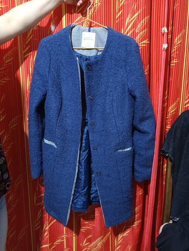 Plaşlar: Miss Etam qadın palto - Rəng: dəniz mavisi - Model: yaxasız, düyməli