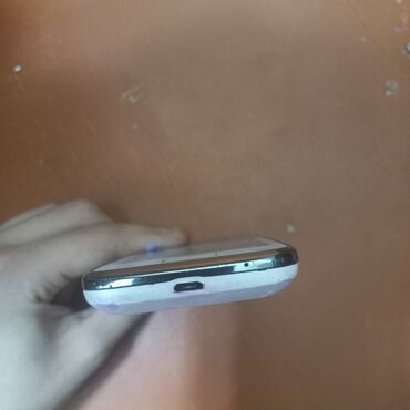xiaomi mi s: Yan tərəfdən çəkilmiş smartfon, metal çərçivəyə və ağ arxa hissəyə