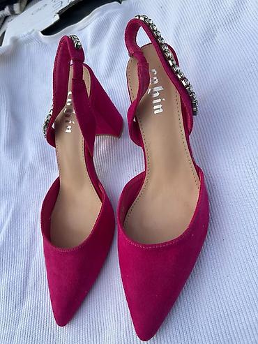 irregular choice sandals: Elegantne ženske cipele u upečatljivoj ciklama/roze nijansi. Model je — 3