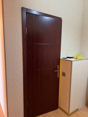 Ворота и комплектующие: 5 ədəd qapı satılır. Otaqlar üçün nəzərdə tutulub. Heç bir zədəsi