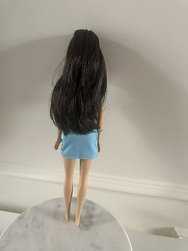 igračka dumpling: Barbie lutka sa dugom tamnom kosom i modernom mini haljinom. Uz lutku — 3