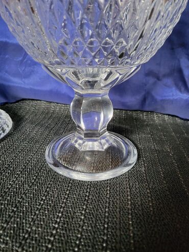 Činije: Bombonijera,pehar, kristal rucna obrada 70,80te. Pehar je — 8