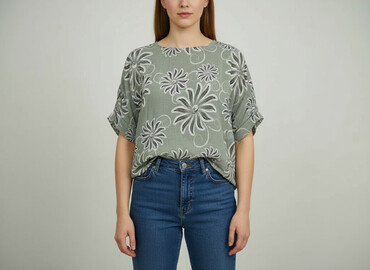 Women's Clothing: Women's blouse, size One size