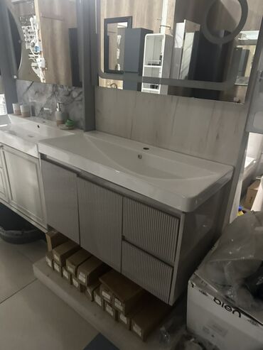 Moydadırlar: Ağ rəngli keramika Çanaq və iki geniş siyirməli ağ qapalı şkafı olan — 4