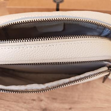 crna torba mona: Kompaktna “camera bag” torbica u bež/ekru nijansi sa dvostrukim — 7