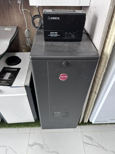 Унитазы: Напольный водонагреватель Rheem серого цвета. На верхней части