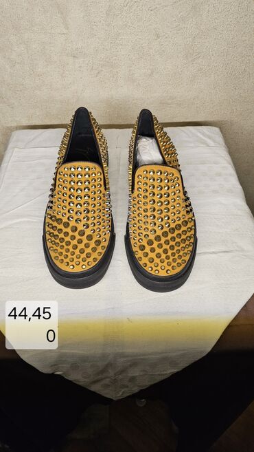 Ayaqqabılar: Qızılı rəngdə, üzəri metal mıxlarla bəzədilmiş slip-on ayaqqabılar