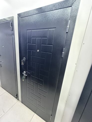 Doors with glass: Металлическая входная дверь темно-серого цвета с геометрическим