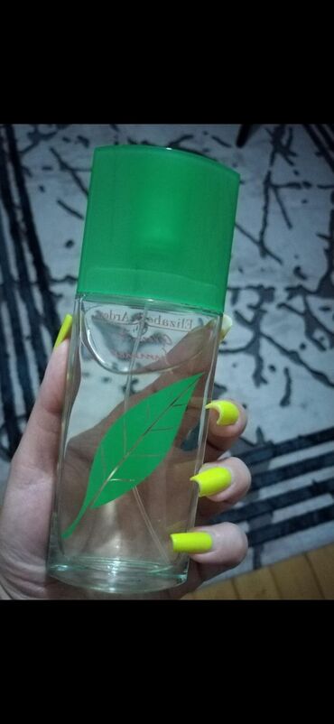 qabarıq qadın tolstovkaları: Elizabeth Arden Green Tea ətri, yaşıl rəngli qapaqlı və şüşə qabda
