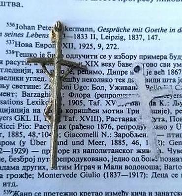 Ostali antikviteti: Dva KRSTa privesci. Privezak krst je lepo izrađen verski dodatak koji — 7