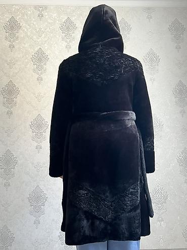 шуба: Женская норковая шуба с капюшоном, черного цвета. - Классический — 4