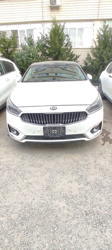 кия серато: Белый седан Kia K7 с элегантным дизайном. Модель оснащена характерной