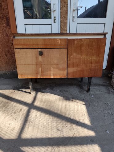 редим 14: Продаю тумбочку длина 90. Ширина 45. Высота 43 с ножками 69