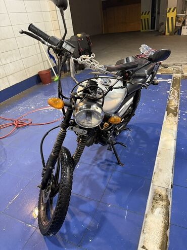 3 tekerlekli motor: Gümüşü rəngli çənə və qara oturacağa malik bu motosiklet, qabaq