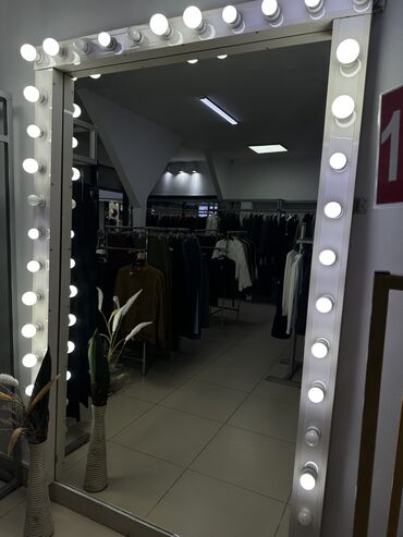 акриловое зеркало: Продаю зеркало настенное Размеры: высота 2 м ширина 1,5 м Состояние
