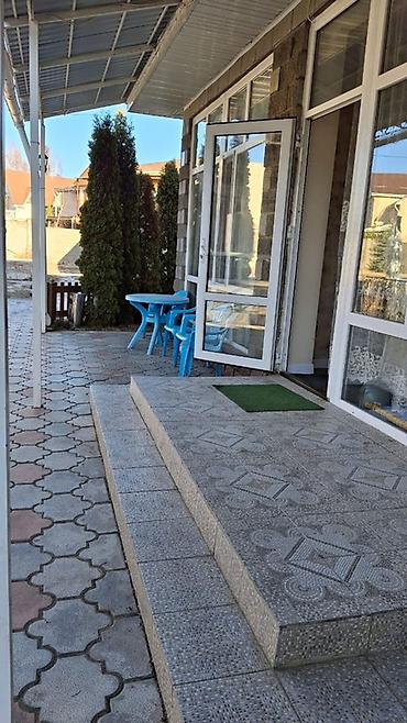 Аренда отелей и хостелов: Сдаётся просторный коттедж с отдельным входом и крытой террасой — 1