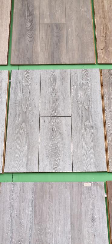 laminant: Məhsul: Laminat döşəmə panelləri (boz və açıq-boz ağac teksturası) — 1