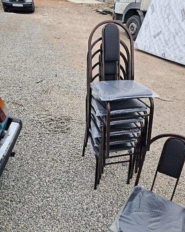 isci stol: Metal karkaslı yumşaq oturacaqlı stullar. Stullar möhkəm metal — 1