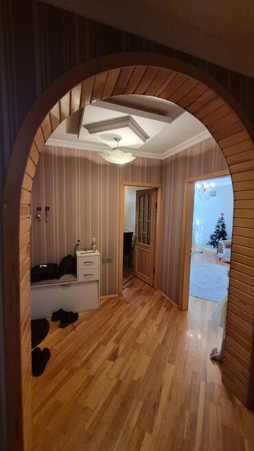 Uzunmüddətli kirayə mənzillər: 3 otaqlı, işıqlı və geniş mənzil. Xüsusiyyətlər: - Zövqlü qonaq — 10