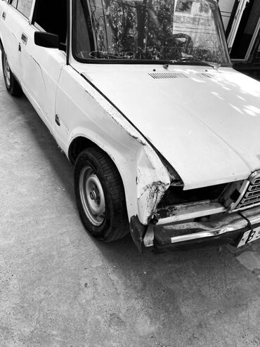 срочно продаю аварийное авто: Белый легковой автомобиль классического типа, предположительно ВАЗ, с