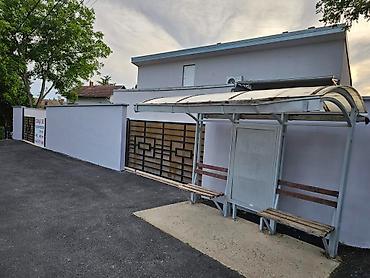 Magacini i radionice: IZDAJEM ILI PRODAJEM POSLOVNI PROSTOR 250m2 i 4 ari placa. Objekat — 8