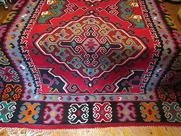 Tepisi i prostirke: Nov,unikatan cilim na prodaju. Rucno tkan,vuna je u pitanju. Dimenzije — 4