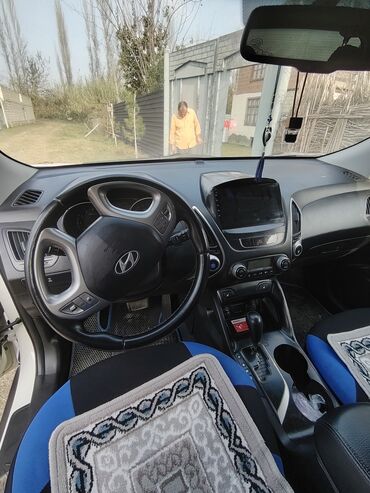 Hyundai: Hyundai ix35, ağ rəngli krossover/SUV. Xarici: - Ağ kuzov, qara alt — 7