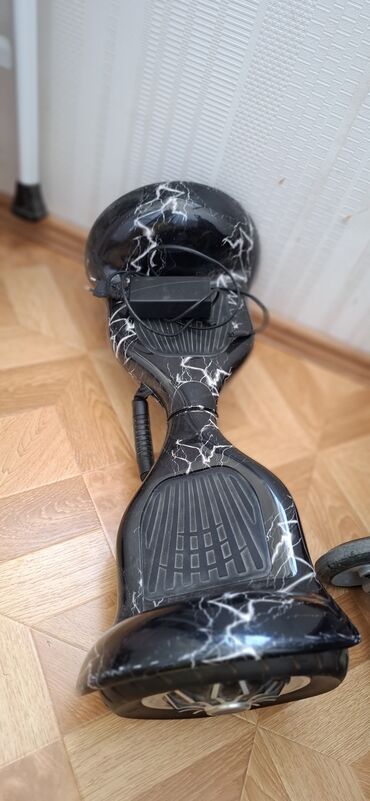 Гироскутеры: Hoverboard satılır 2 3 defe surulub,her seyi oz yerindedir.Adapteri