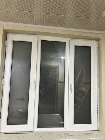 Taxta pəncərələr: İşlənmiş İki qat şüşə paketi Plastik pəncərə, Еni: 134 sm, Uzunluğu: 130 sm