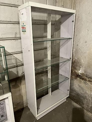 Торговое оборудование: Продаю, Торговые витрины и прилавки б/у из стекла и ЛДСП, белые Цена — 3