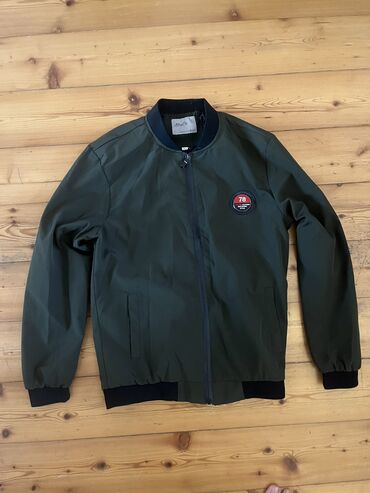 Рубашки: Payiz-qis ucun bomber,ideal veziyetdedir,problemi yoxdur