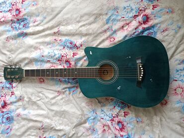 гитара veston: Акустическая гитара, маленькая - 18 ладов. Красивый цвет, приятный