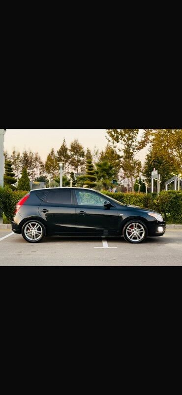 Hyundai: Hyundai i30, qara rəng, 5 qapılı hatchback. Mühərrik və yürüş - CRDi — 4