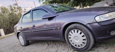 Opel: Tünd göy rəngdə olan Opel Vectra sedanı. Bu avtomobil rahat və — 6