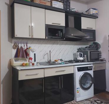 ikinci el kuxna mebeli: Qara və krem rəngli yuxarı və aşağı şkaflardan ibarət mətbəx mebeli