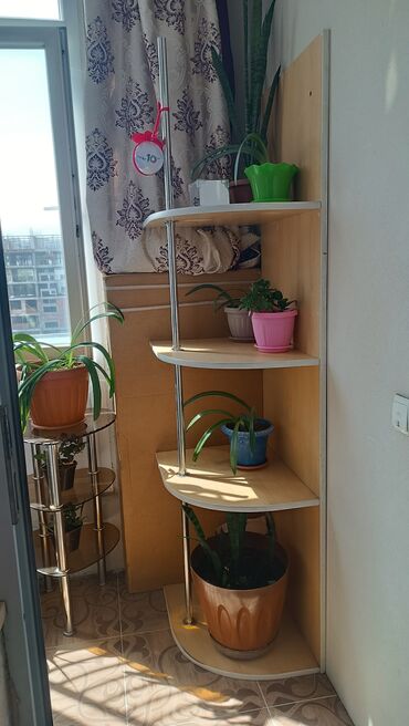 Полки для обуви: Элегантная угловая полка из светлого дерева с тремя вместительными — 29