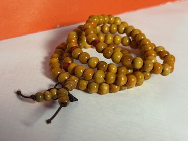 Sandal Ağacından hazırlanmış, sarı-qəhvəyi çalarlı muncuqlardan ibarət