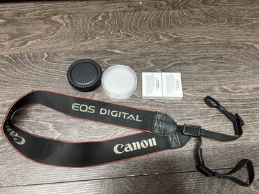 беззеркальный фотоаппарат: Для фотоаппарата canon 600d нужные вещи, ремешок, 2 шт батарейки
