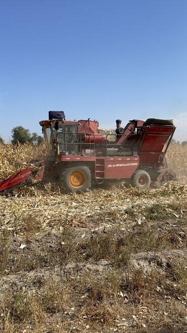 кукурузный канбаин: Кукуруза уборочный комбайн, состояние отличное,в данное цвремя