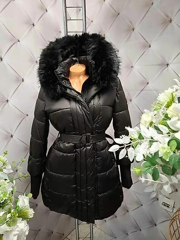 pull and bear komplet: Ženska zimska jakna sa krznom na kapuljači - Model: duga, prošivena — 1