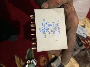 Maqnitofonlar: Bosch avtomobil maqnitofonu (head unit) üçün əsas blok və metal montaj — 23