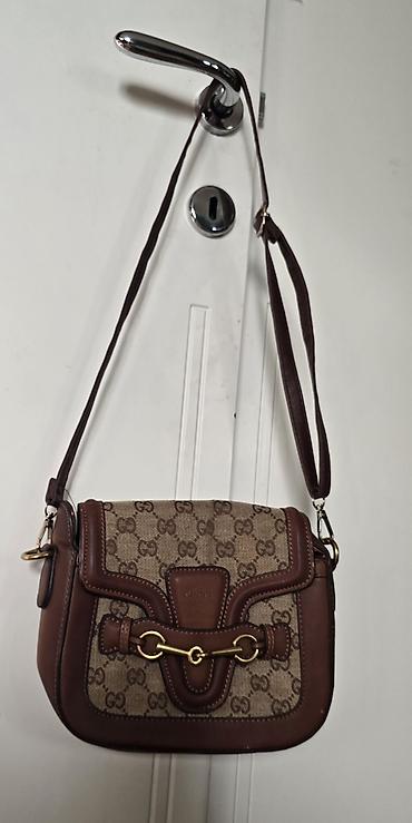 guci torba: Braon torba crossbody sa GG logom . Nosi se preko ramena, ima 2 tačke — 7
