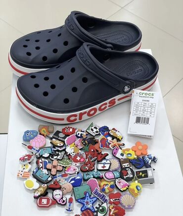 кроксы молния маквин: Пара темно-синих сабо Crocs с белой подошвой и красной полосой с