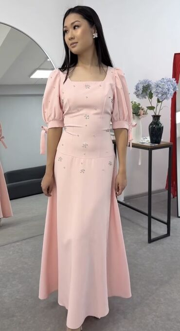 вечернее нежно розовое платье: Пудрово-розовое вечернее платье в пол - Силуэт: полуприлегающий верх