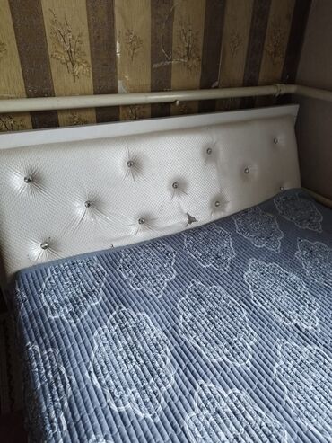 2 спальный диван: Цвет - Белый, Б/у