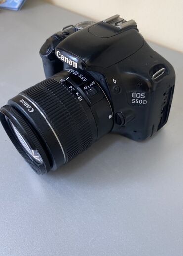 бу магнитолы в машину: Canon EOS 550D fotoaparatı, 18-55mm EF-S obyektivi ilə təchiz olunub