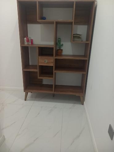 Kitab rəfi yaxşı vəziyyətdə