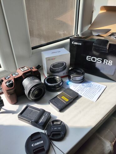 ноутбуки купить бишкек: Беззеркальная камера Canon EOS R8 с коричневым защитным чехлом. В